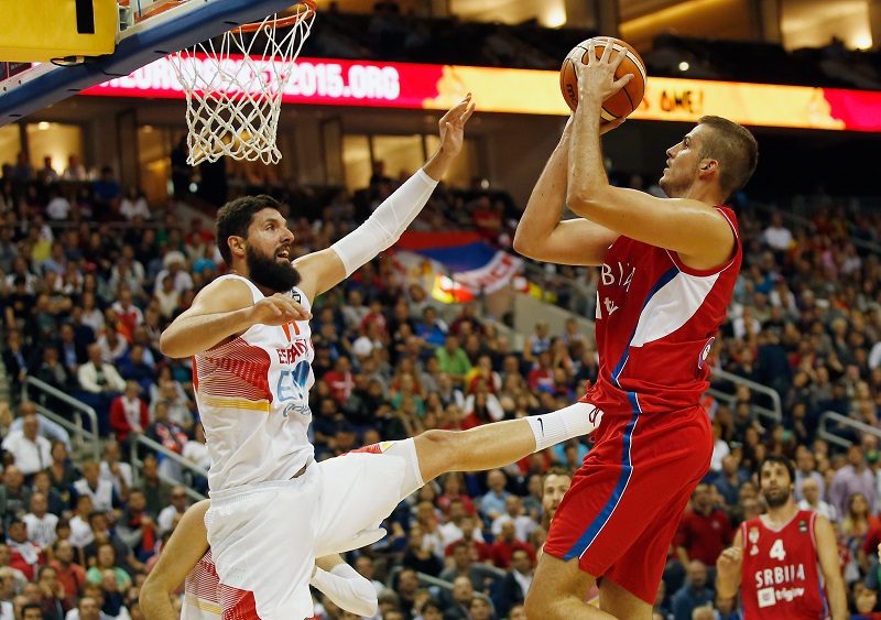 Скандал у Берлину: Миротић поцепао српску заставу! (ВИДЕО)